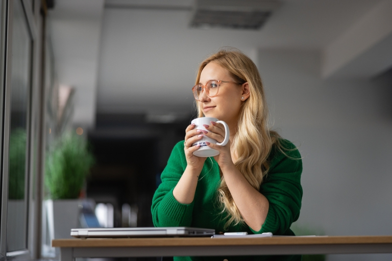 Customer Experience | Studia II stopnia w Warszawie | Uniwersytet WSB Merito Warszawa: Studentka z kubkiem