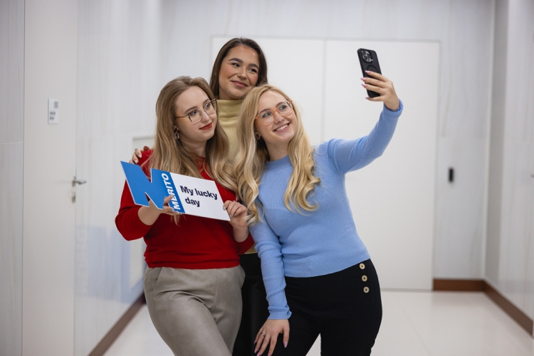 Strefa studenta | Uniwersytet WSB Merito Warszawa: Selfie dziewczyn z tabliczką