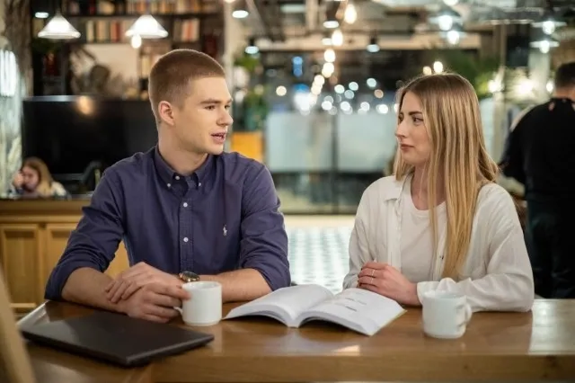 Zarządzanie i inwestowanie w nieruchomości | Studia podyplomowe w Warszawie | Uniwersytet WSB Merito Warszawa: Rozmowa studenta i studentki przy nauce