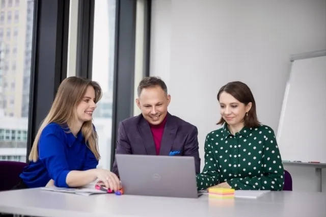 Marketing i sprzedaż (Marketing and Sales) | Studia I stopnia w Warszawie | Uniwersytet WSB Merito Warszawa: Praca przy laptopie