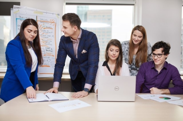 E-biznes | Studia I stopnia w Warszawie | Uniwersytet WSB Merito Warszawa: Rozmowy podczas spotkania biznesowego