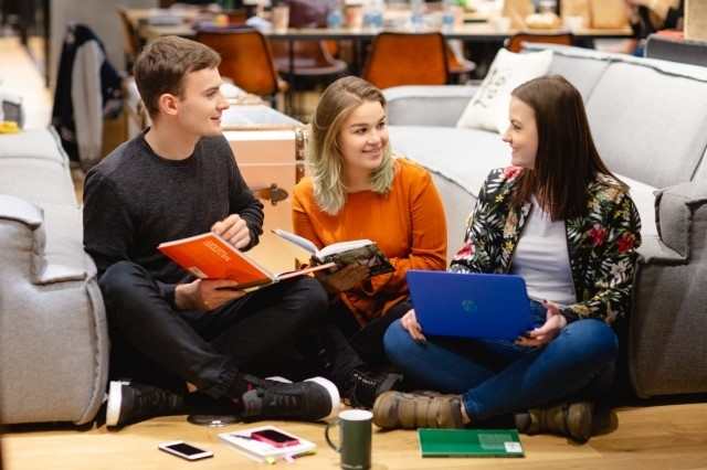 Psychologia reklamy | Studia I stopnia w Warszawie | Uniwersytet WSB Merito Warszawa: Studenci podczas nauki 