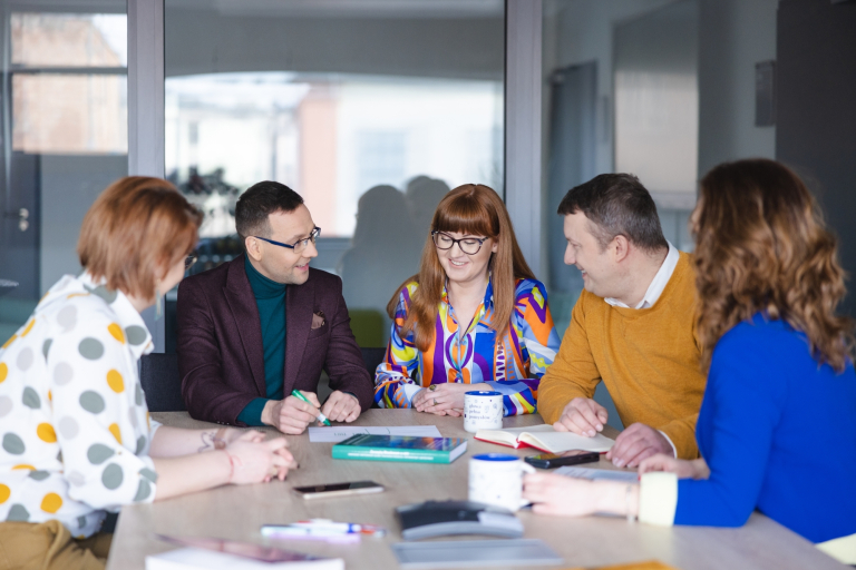 Analityk biznesowy | Studia podyplomowe w Warszawie | Uniwersytet WSB Merito Warszawa: grupa ludzi pracująca nad projektem