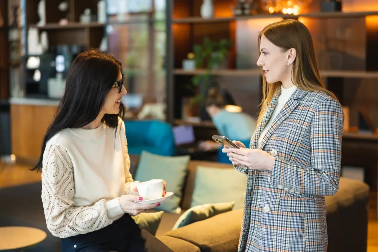 Employer Branding | Studia podyplomowe w Warszawie | Uniwersytet WSB Merito Warszawa: dwie kobiety rozmawiające ze sobą