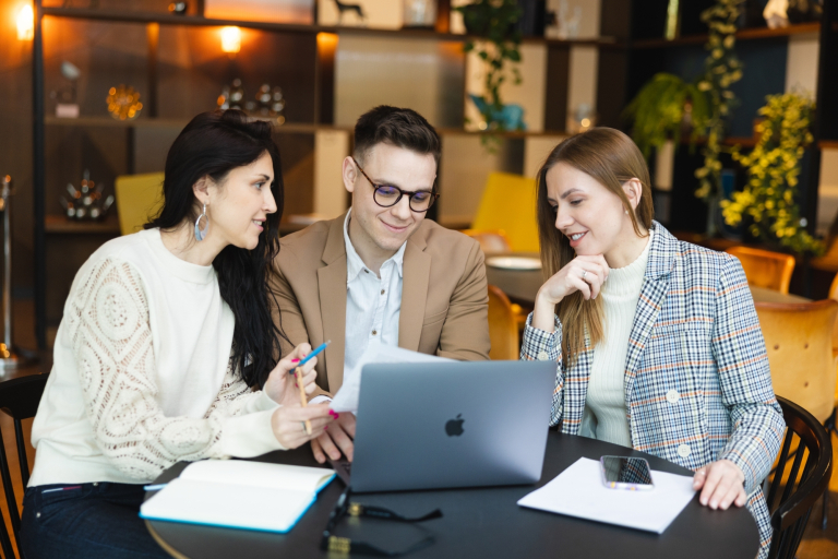 Ekonomia rynków wschodnich i rozwój międzynarodowy | Studia I stopnia w Warszawie | Uniwersytet WSB Merito Warszawa: trzy osoby patrzące w ekran laptopa