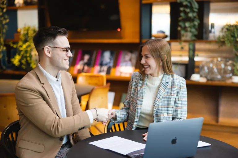 Agile – zwinne metodyki zarządzania projektami | Studia podyplomowe w Warszawie | Uniwersytet WSB Merito Warszawa: mężczyzna z kobietą podający sobie rękę