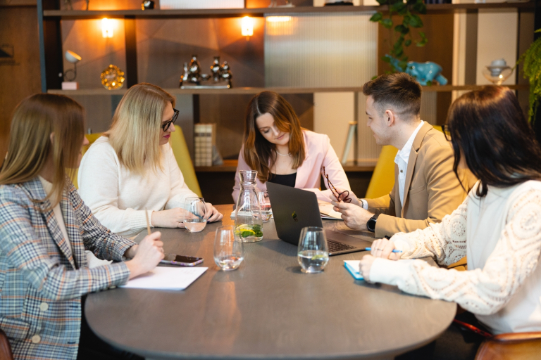 Zarządzanie zasobami ludzkimi | Studia podyplomowe w Warszawie | Uniwersytet WSB Merito Warszawa: grupa ludzi pracująca ze sobą