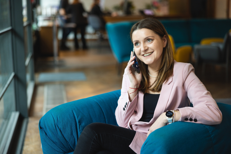 Prawo rynku pracy i HR | Studia I stopnia w Warszawie | Uniwersytet WSB Merito Warszawa: kobieta rozmawiająca przez telefon