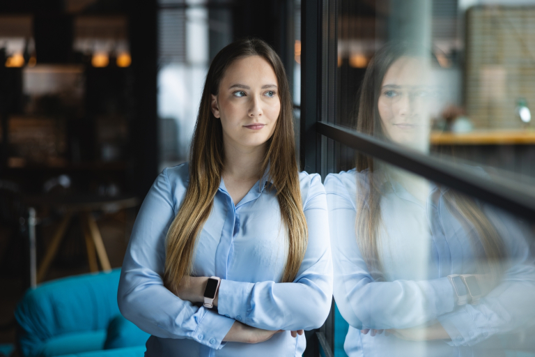 Prawo nowych technologii | Studia I stopnia w Warszawie | Uniwersytet WSB Merito Warszawa: kobieta patrząca przez okno