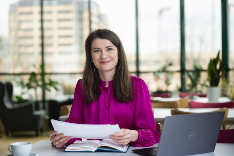 Inżynieria oprogramowania dla SAP S/4HANA  i programowanie w języku ABAP | Studia podyplomowe w Warszawie | Uniwersytet WSB Merito Warszawa: kobieta przeglądająca dokumenty