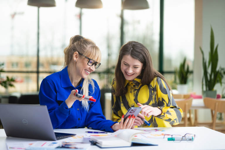 Rachunkowość i finanse przedsiębiorstw | Studia podyplomowe w Warszawie | Uniwersytet WSB Merito Warszawa: dwie kobiety śmiejące się