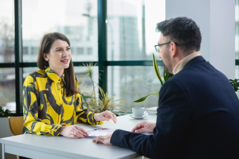 International Payroll and HR | Studia podyplomowe w Warszawie | Uniwersytet WSB Merito Warszawa: mężczyzna i kobieta podczas rozmowy