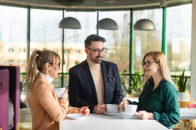 Architekt rozwiązań IT w chmurze obliczeniowej | Studia podyplomowe w Warszawie | Uniwersytet WSB Merito Warszawa: grupa ludzi podczas rozmowy