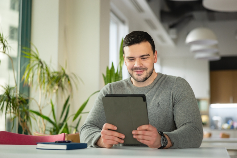 Zarządzanie logistyką w służbach mundurowych | Studia podyplomowe w Warszawie | Uniwersytet WSB Merito Warszawa: mężczyzna pracujący z tabletem