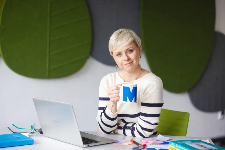 Branding i content marketing | Studia podyplomowe w Warszawie | Uniwersytet WSB Merito Warszawa: kobieta trzymająca kubek w ręce