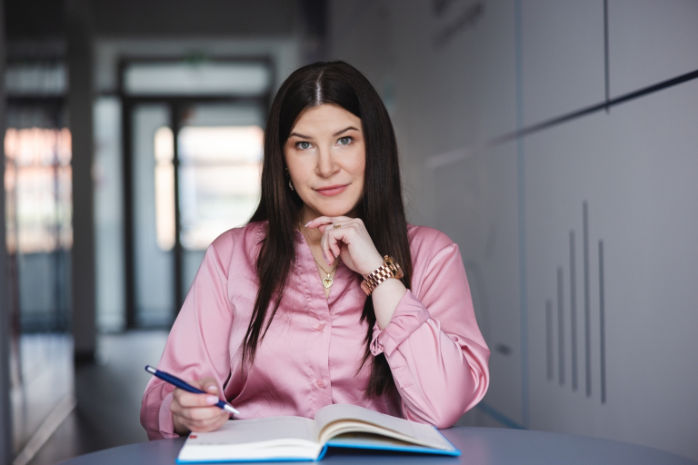 Bibliotekoznawstwo w szkole | Studia podyplomowe w Warszawie | Uniwersytet WSB Merito Warszawa: kobieta zapisująca notatki