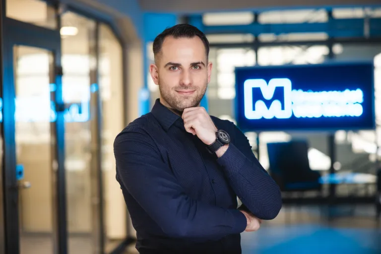 Współpraca z otoczeniem społeczno-gospodarczym | Uniwersytet WSB Merito Warszawa: mężczyzna w koszuli