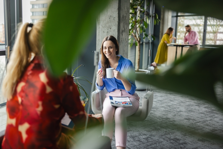 Event Manager | Studia podyplomowe w Warszawie | Uniwersytet WSB Merito Warszawa: dwie kobiety prowadzące rozmowę ze sobą