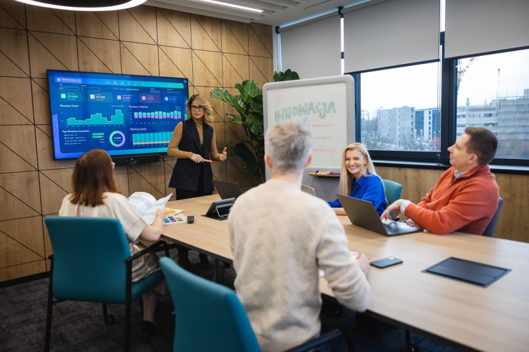 Zarządzanie cyberbezpieczeństwem | Studia podyplomowe w Warszawie | Uniwersytet WSB Merito Warszawa: grupa ludzi pracująca nad projektem