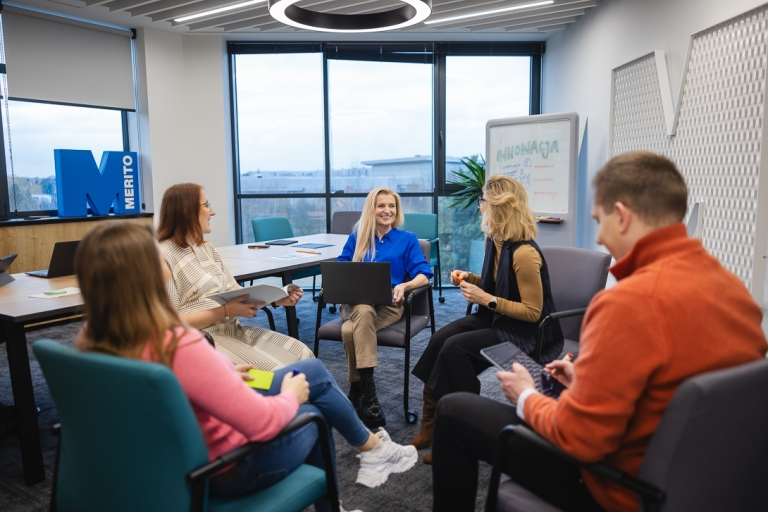 Praktyczny marketing internetowy | Studia podyplomowe w Warszawie | Uniwersytet WSB Merito Warszawa: grupa ludzi pracująca nad projektem