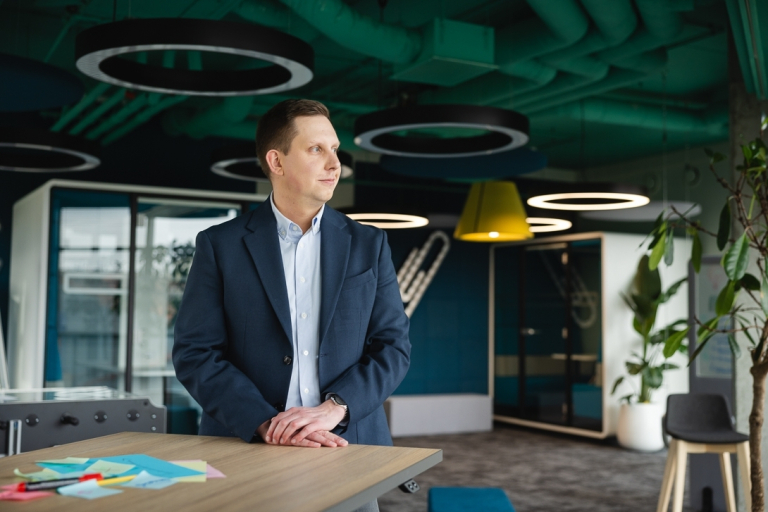 Zarządzanie bezpieczeństwem i higiena pracy | Studia podyplomowe w Warszawie | Uniwersytet WSB Merito Warszawa: mężczyzna patrzący w prawo