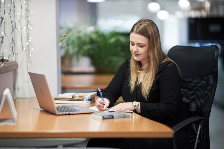 Projektowanie interfejsów graficznych | Studia podyplomowe w Warszawie | Uniwersytet WSB Merito Warszawa: kobieta pracująca na laptopie