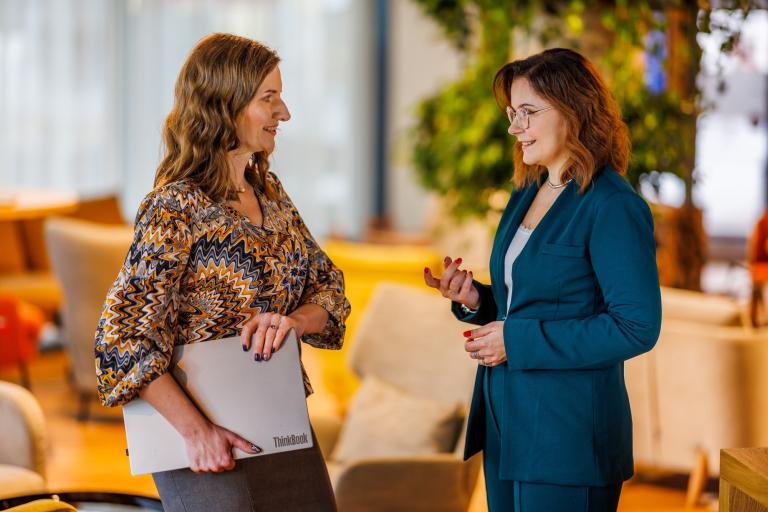 Przygotowanie pedagogiczne – dla nauczycieli teoretycznych przedmiotów zawodowych | Studia podyplomowe w Warszawie | Uniwersytet WSB Merito Warszawa: dwie kobiety rozmawiające ze sobą