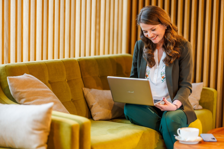 Nauczanie języka polskiego jako obcego | Studia podyplomowe w Warszawie | Uniwersytet WSB Merito Warszawa: kobieta pracująca na laptopie