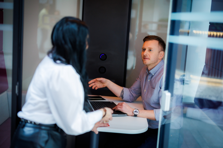 Rozwój produktów i usług w małej firmie | Studia podyplomowe w Warszawie | Uniwersytet WSB Merito Warszawa: kobieta i mężczyzna podczas rozmowy