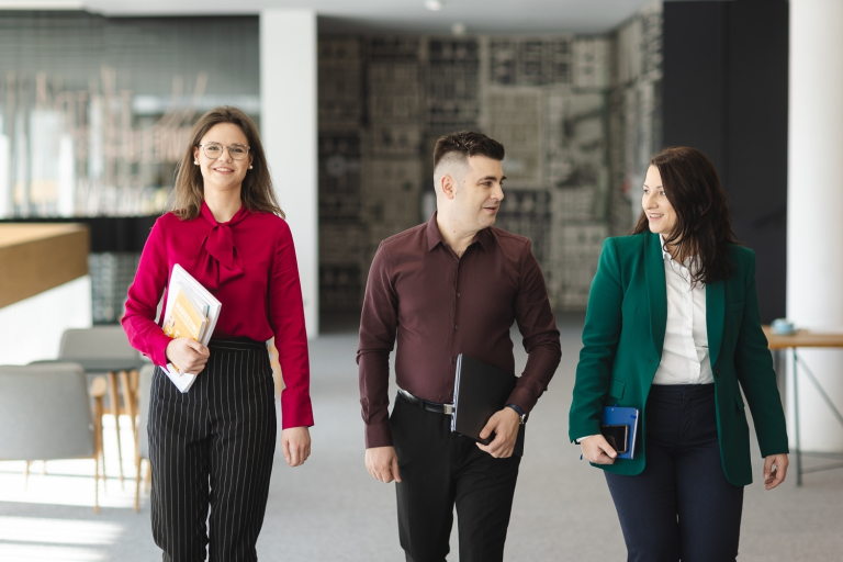 Akademia wsparcia doświadczeń pacjenta | Szkolenia i kursy w Warszawie | Uniwersytet WSB Merito Warszawa: Kursanci idą przez korytarz.