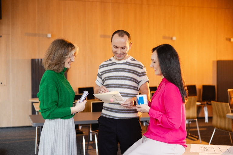 Akademia negocjacji biznesowych | Szkolenia i kursy w Warszawie | Uniwersytet WSB Merito Warszawa: Studenci rozmawiający o zdanym teście.