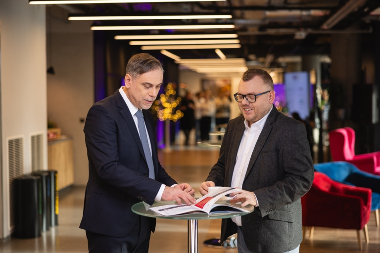 MBA Zarządzanie w podmiotach leczniczych | Studia MBA w Warszawie | Uniwersytet WSB Merito Warszawa: uczestnicy MBA rozmawiają przy stole 