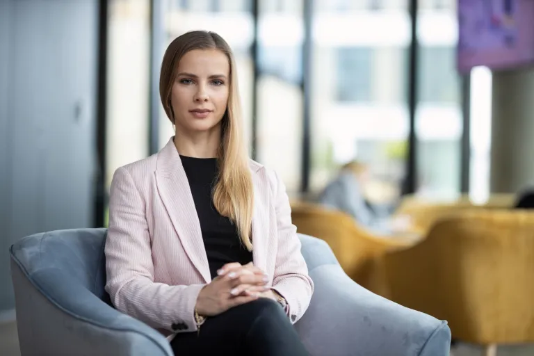 Pełnomocnik ds. osób z niepełnosprawnościami | Uniwersytet WSB Merito Warszawa: Uczestniczka MBA siedzi na fotelu