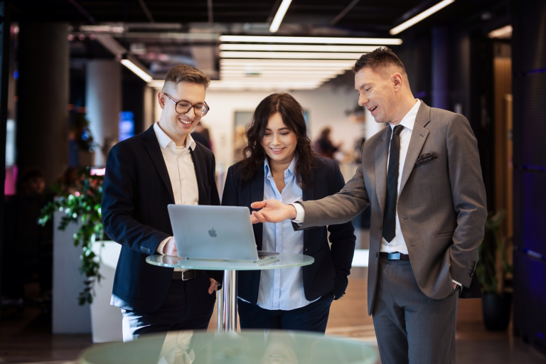 MBA HR | Studia MBA w Warszawie | Uniwersytet WSB Merito Warszawa: uczestnicy MBA rozmawiają przy laptopie