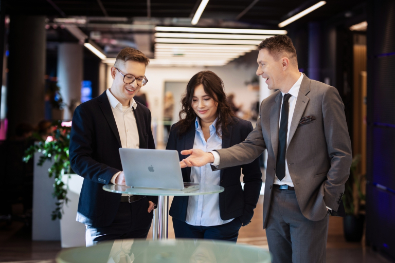 Studia MBA w Warszawie | Uniwersytet WSB Merito Warszawa: uczestnicy MBA rozmawiający przy latopie