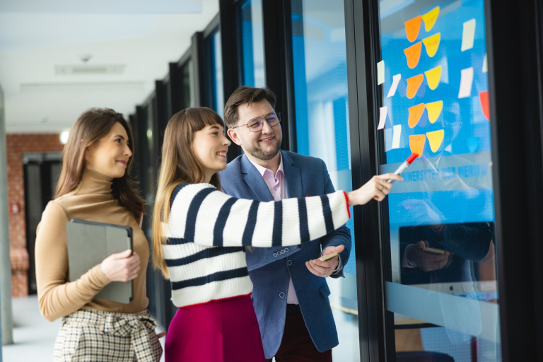 Kierunki biznesowe - mniejsza inwestycja, ten sam zwrot! | Uniwersytet WSB Merito Warszawa: Studenci omawiają zajęcia