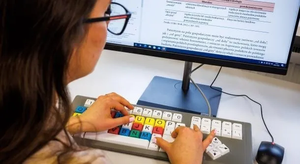 Pełnomocnik ds. osób z niepełnosprawnościami | Uniwersytet WSB Merito Warszawa: Studentka_klawiatura 