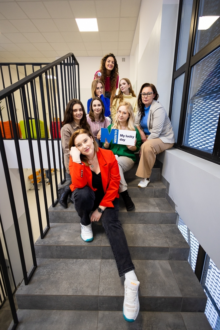 Global and Sustainable Business Management | Studia I stopnia w Warszawie | Uniwersytet WSB Merito Warszawa: studenci siedzący na schodach 