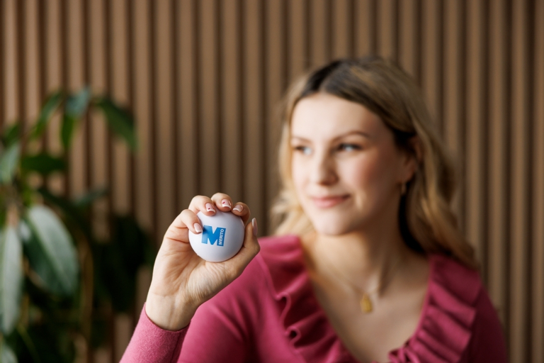 Projektowanie Ekologiczne i Architektura Zieleni (Eco Design) | Studia podyplomowe w Warszawie | Uniwersytet WSB Merito Warszawa: Studentka z piłką