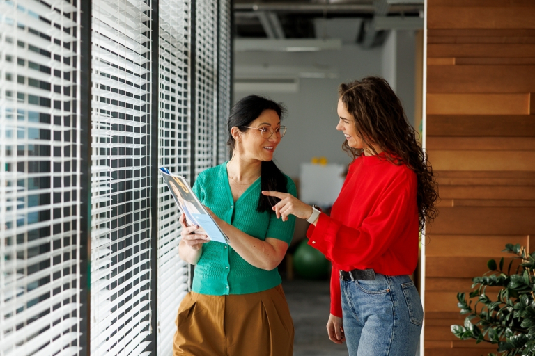 Zarządzanie transformacją cyfrową organizacji | Studia I stopnia w Warszawie | Uniwersytet WSB Merito Warszawa: Dwie studencki Uniwersytetu WSB Merito Warszawa