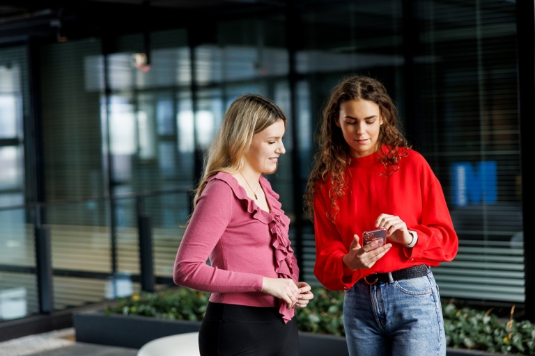 Tester oprogramowania dla aplikacji mobilnych i serwerowych z zastosowaniem AI | Studia podyplomowe w Warszawie | Uniwersytet WSB Merito Warszawa: Studenki Uniwersytet WSB Merito Warszawa