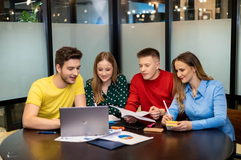 Zarządzanie zmianą i zwinnością organizacji | Studia II stopnia w Warszawie | Uniwersytet WSB Merito Warszawa: Studenci, dwie dziewczyny i dwóch chłopaków 