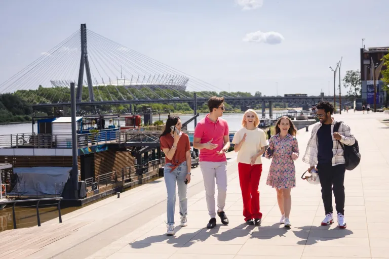 Prawo w biznesie i administracji | Studia I stopnia w Warszawie | Uniwersytet WSB Merito Warszawa: Studenci na spacerze