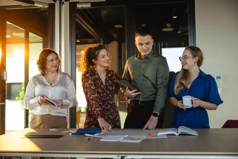 Content marketing z elementami AI | Uniwersytet WSB Merito Warszawa: Grupa analizująca dane na spotkaniu