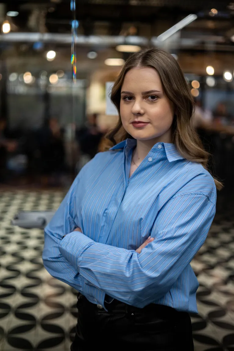 Pedagogika przedszkolna i wczesnoszkolna | Studia jednolite magisterskie w Warszawie | Uniwersytet WSB Merito Warszawa: Studentka w koszuli