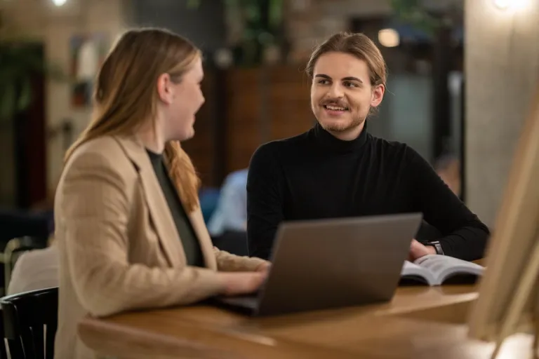 Compliance w biznesie | Studia I stopnia w Warszawie | Uniwersytet WSB Merito Warszawa: Student i studentka 