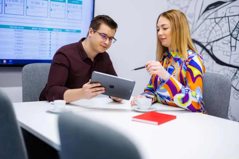 Tourism and recreation | Uniwersytet WSB Merito Warszawa: Studentka i student z ipad siedzacy przy stole z 