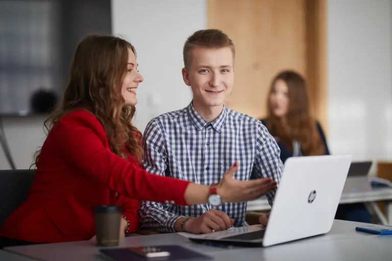 Prawo nowych technologii i sztucznej inteligencji | Studia I stopnia w Warszawie | Uniwersytet WSB Merito Warszawa: Uśmiechnięci studenci