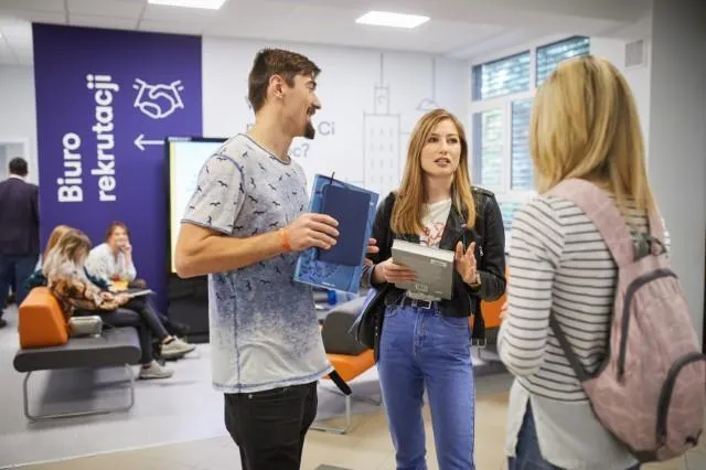 Psychologia w zarządzaniu | Studia II stopnia ze studiami podyplomowymi  | Uniwersytet WSB Merito Warszawa: Studenci na korytarzu