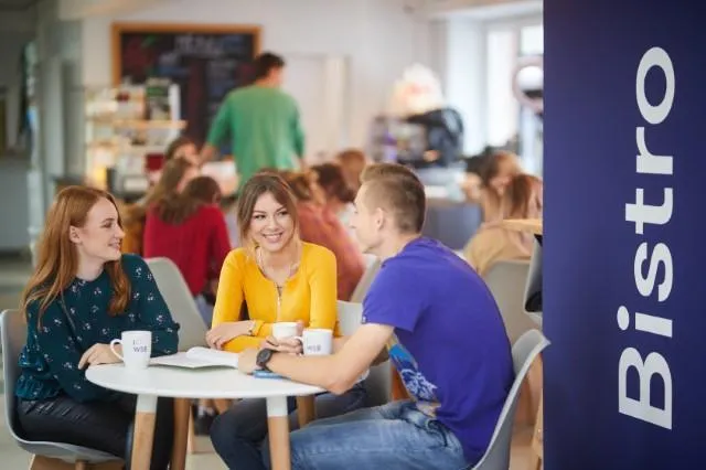 Finanse i podatki w przedsiębiorstwie | Studia I stopnia w Warszawie | Uniwersytet WSB Merito Warszawa: Studenci przy stole